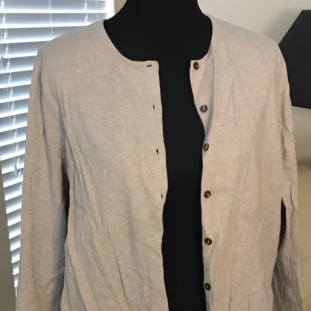Women’s knit 🧶 beige cardigan.